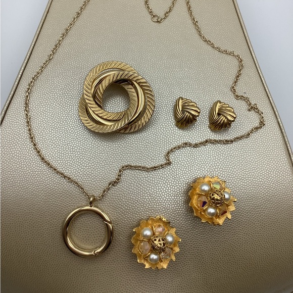 Vintage 90s Gold Tone Jewelry Lot / 4 Items - Picture 3 of 9